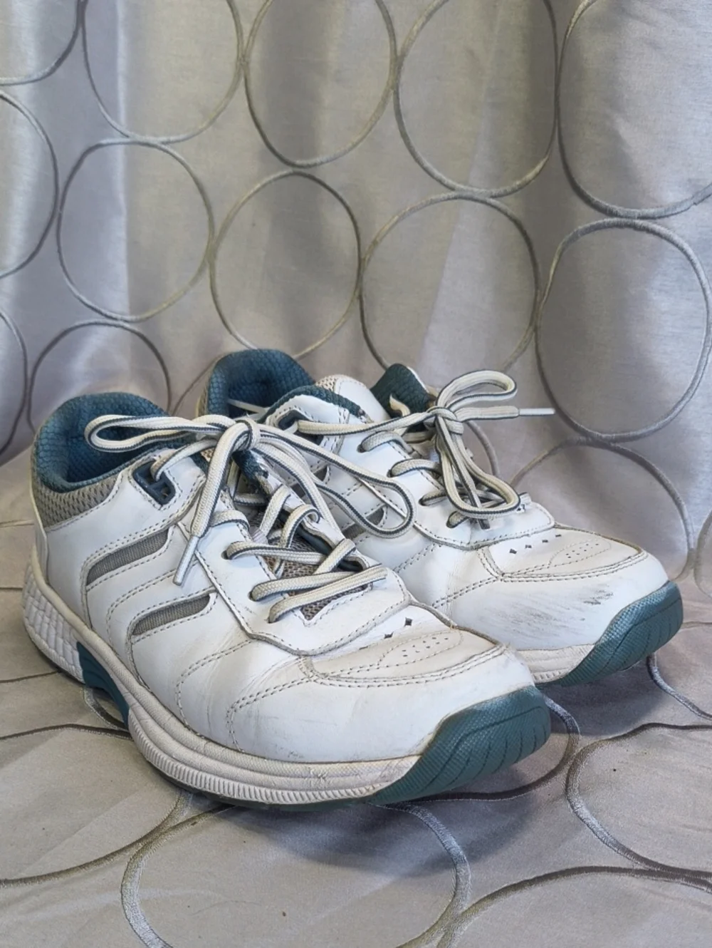 Women’s White and Teal Lace-Up Athletic Sneakers Women's Size 7 AB